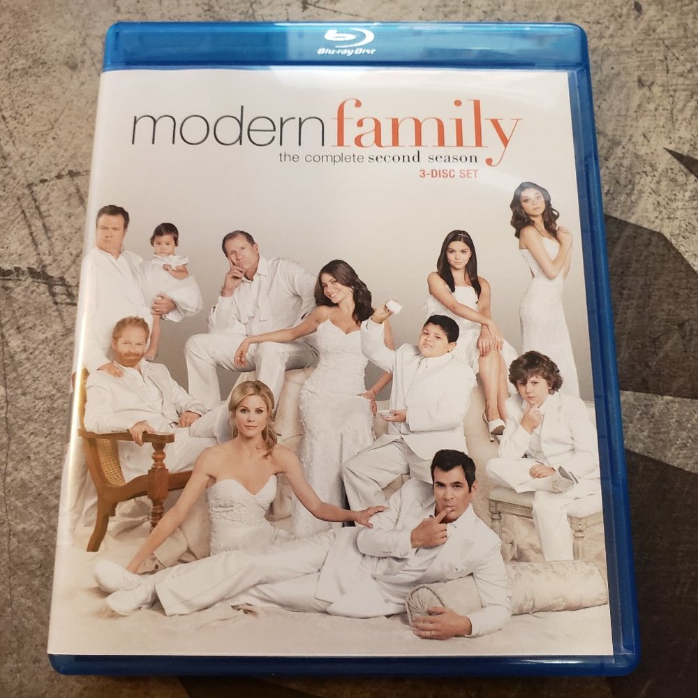 Modern Family Complete Second Season Blu-ray 3-Disc Set TV Comedy - Picture 2 of 4